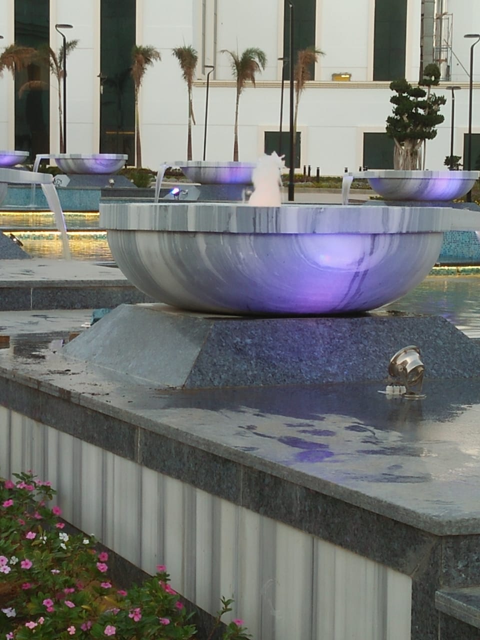 نافورة حديقة بإضاءة ليلية