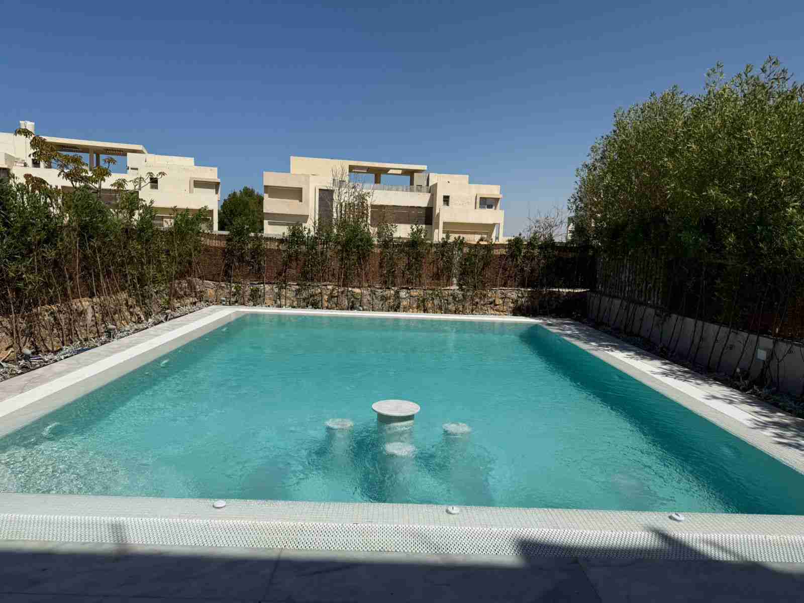 حمام سباحة بتصميم عصري